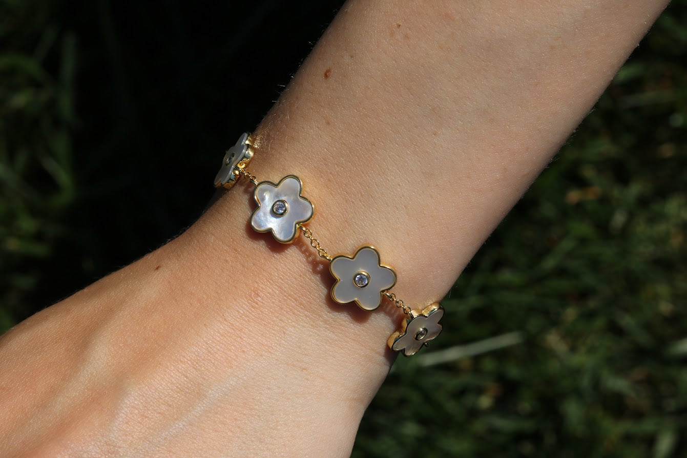 Gold Inner Detail Floral Bracelet