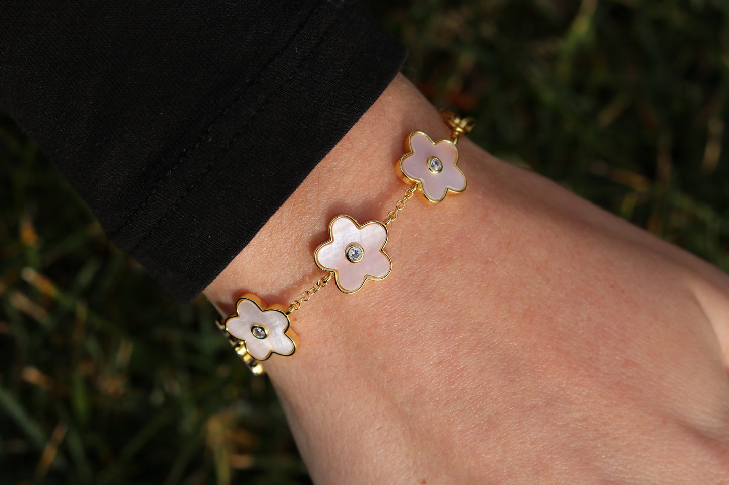 Gold Inner Detail Floral Bracelet